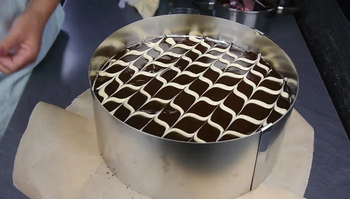 Torte für mindestens 2 Stunden kühl stellen.