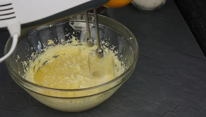 Eier nach und nach unterrühren.