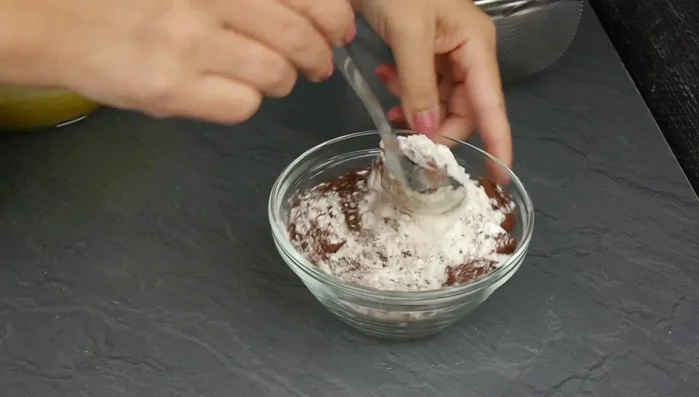 Mehl, Kakao, Backpulver mischen und abwechselnd mit der Milch unterheben.