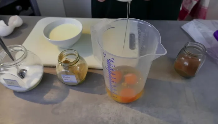 Für den Eierstich Eier, Milch, Salz, Muskatnuss und Pfeffer verquirlen.