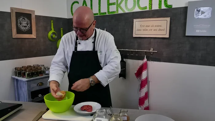 Rindfleisch für die Klößchen in Wasser einweichen, ausdrücken und mit Pfeffer, Muskatnuss und Salz vermengen.