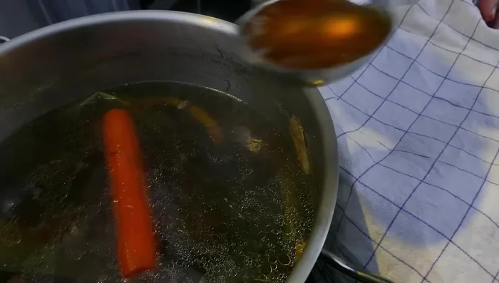 Nach 4 Stunden die Brühe durch ein Sieb passieren.