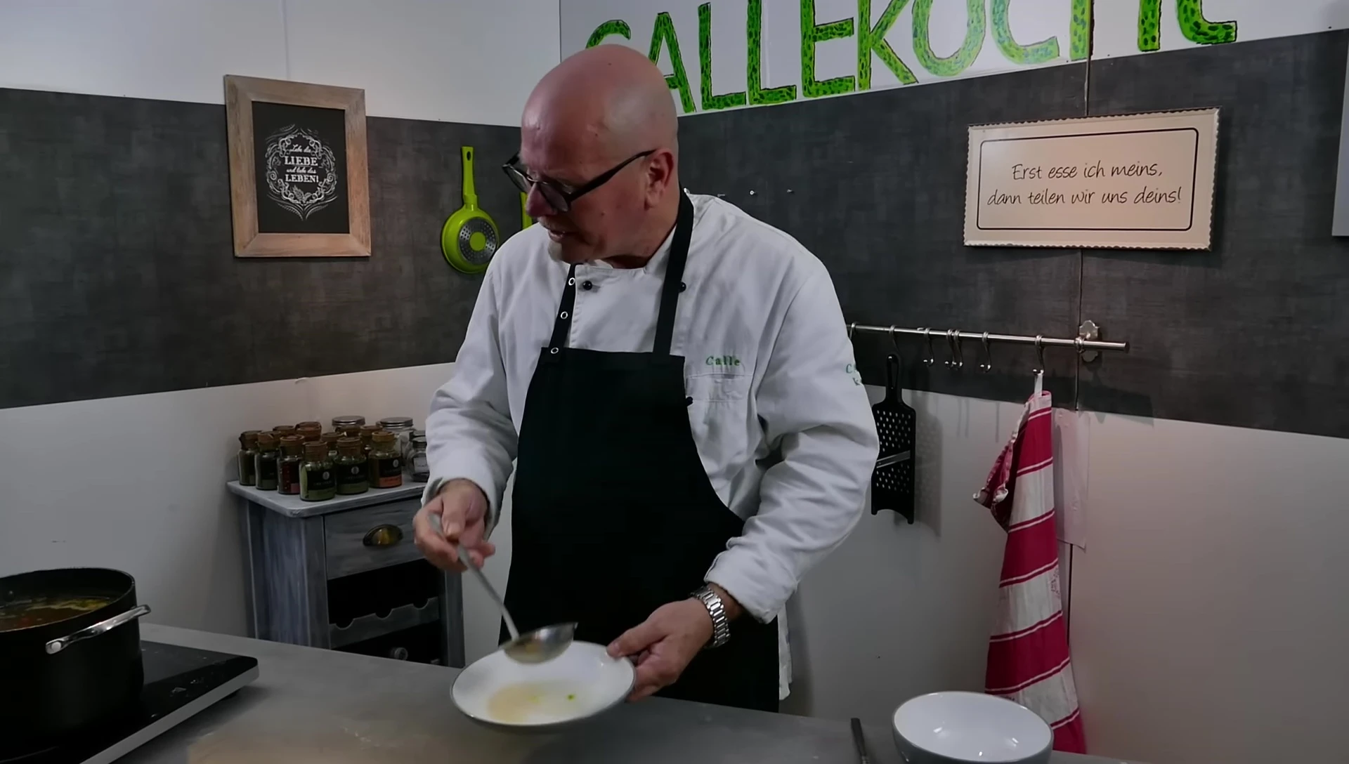 Hochzeitssuppe Rezept: Klare Rinderbrühe mit Eierstich &amp; Klößchen