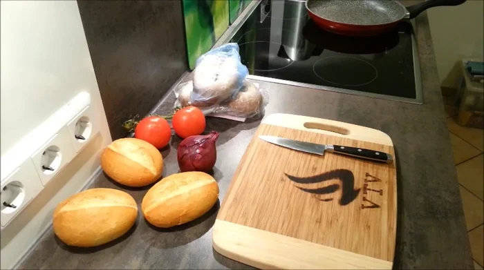 Zwiebeln und Tomaten schneiden.