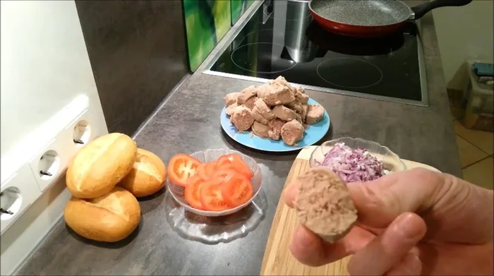 Rinderwurst vom Darm befreien (falls nötig).