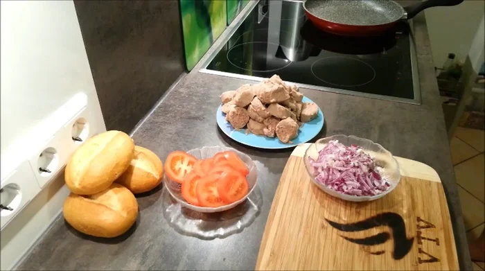 Öl in der Pfanne erhitzen. Zwiebeln leicht anbraten.