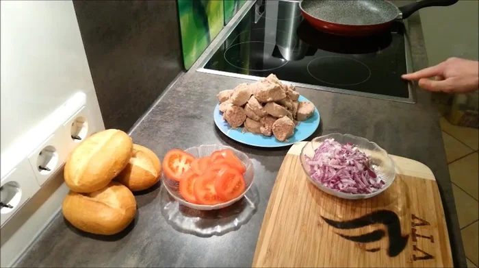 Brötchen halbieren und mit der gebratenen Rinderwurst belegen.