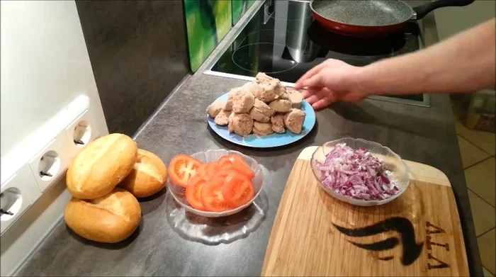 Tomatenscheiben auf die Wurst legen.