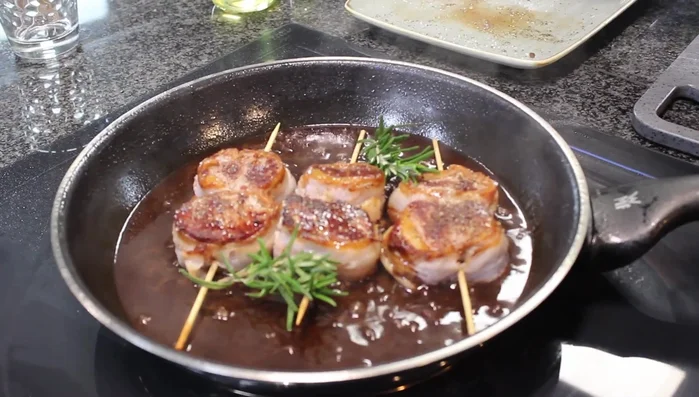 Rosmarin und Thymian hinzufügen (270.6).