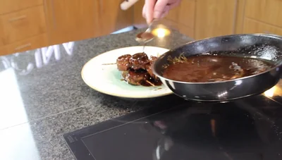 Saftige Wildschweinmedaillons mit Preiselbeersauce - Rezept