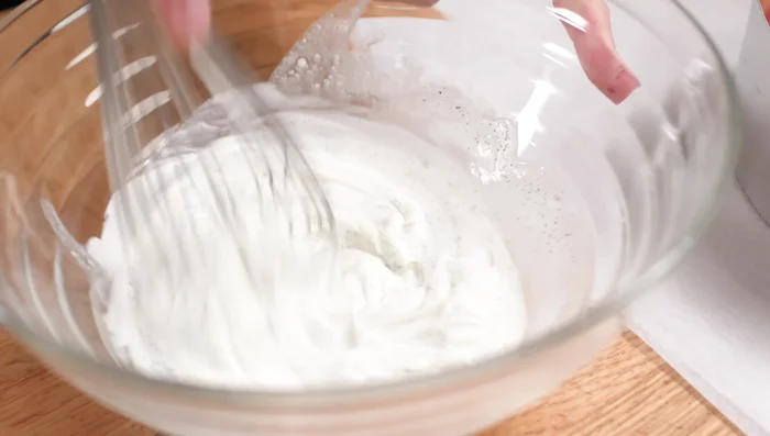 Quark, Vanillemark und geschlagene Sahne (mit Sahnesteif und Salz) vermengen.