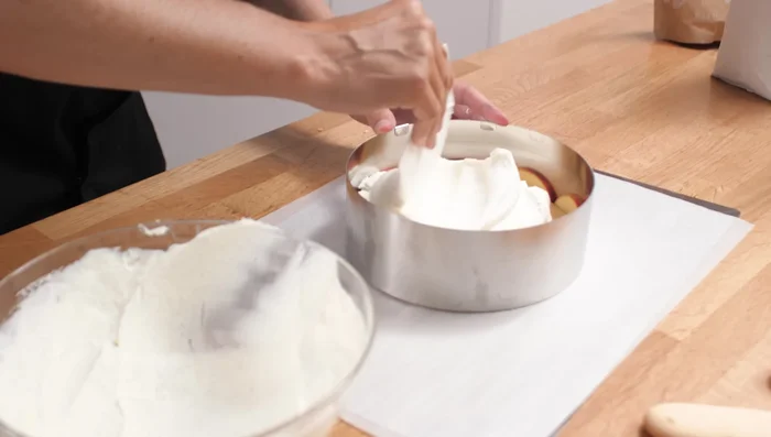 Die Quark-Sahne-Creme auf den getränkten Boden geben und verstreichen.