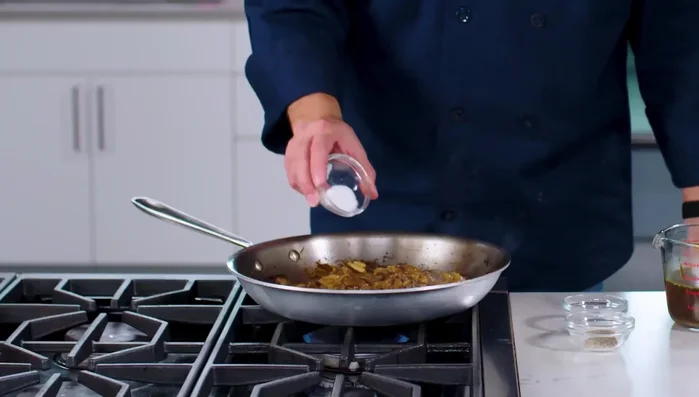 Ein Viertel Teelöffel Zucker, einen halben Teelöffel Pfeffer und einen Viertel Teelöffel Kochsalz einrühren und eine Minute lang kochen lassen.
