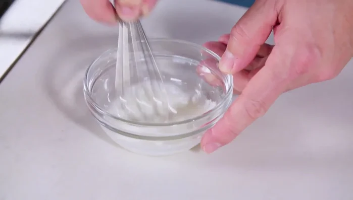 Einen Esslöffel Speisestärke und einen Esslöffel Wasser in einer kleinen Schüssel verrühren. Die Speisestärkemischung in die Soße einrühren und kochen, bis die Soße glänzt und die Konsistenz von schwerer Sahne hat (ca. zwei Minuten).