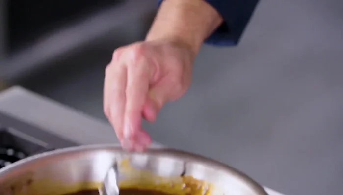 Die Pfanne vom Herd nehmen und zwei Esslöffel ungesalzene Butter (in zwei Stücke geschnitten) nach einander einrühren. Einen Teelöffel Rotweinessig einrühren und mit Salz und Pfeffer abschmecken.