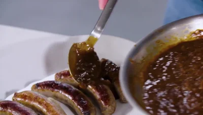 Bratwurst mit Zwiebelsauce: Einfaches Rezept für britischen Klassiker