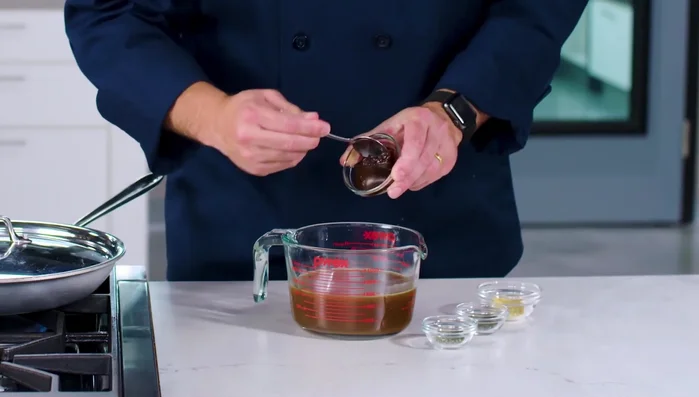 Zwieieinhalb Tassen Rinderbrühe, einen Esslöffel trockenen Senf, einen Teelöffel gehackten Thymian und einen halben Teelöffel gehackten Rosmarin in einem vier Tassen Messbecher verquirlen, bis sich der Senf aufgelöst hat.