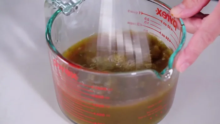 Die Würste auf einen Teller legen und mit Alufolie abdecken, um sie warm zu halten.