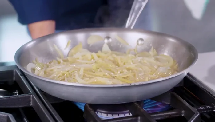 Die Zwiebeln in der Pfanne braten, bis sie anfangen braun zu werden (ca. 5 Minuten). Bei Bedarf die Hitze erhöhen.