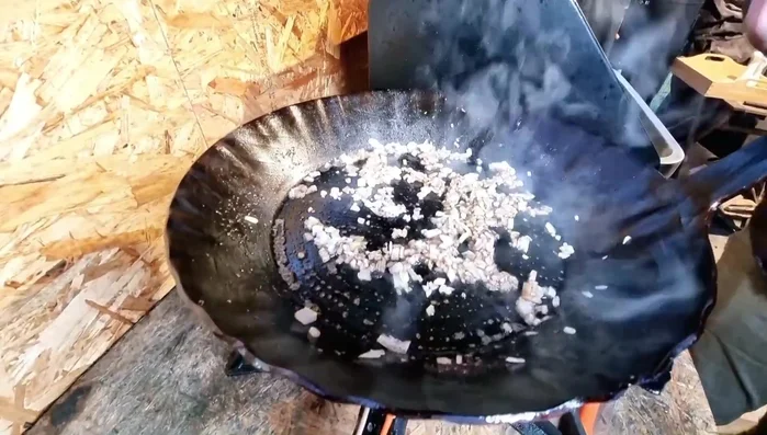 Steinpilze hinzufügen und mitdünsten.