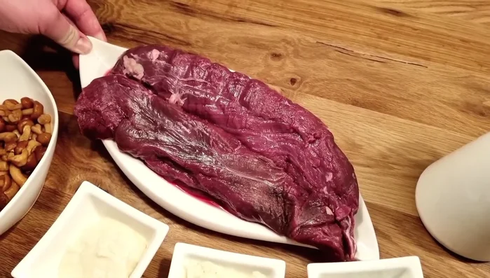 Das Hirschfilet vorbereiten.