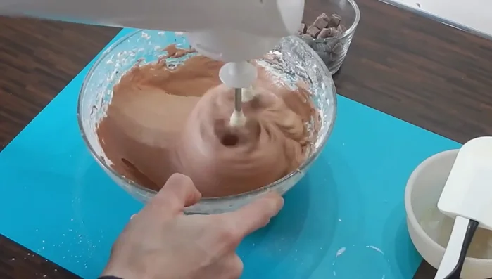 Schokostückchen unterheben.