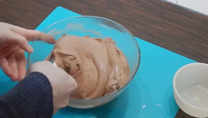 Teig 10 Minuten ruhen lassen.