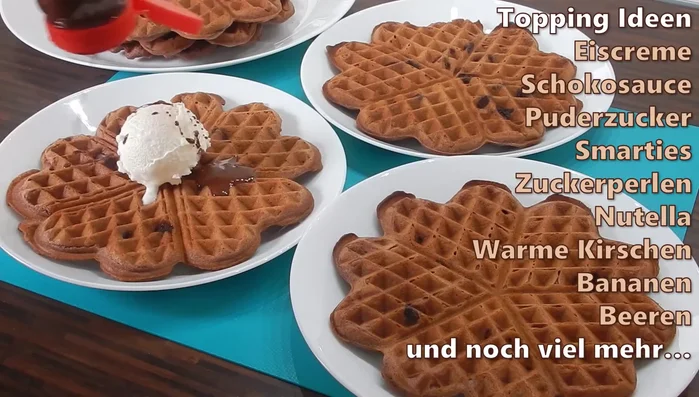 Waffeln nach Belieben toppen (z.B. Eis, Schokosoße, Puderzucker).