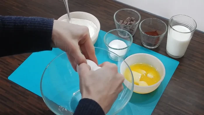 Eier (Zimmertemperatur) und weiche Butter in eine Schüssel geben.