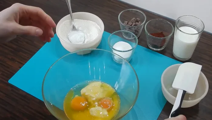 Zucker und eine Prise Salz hinzufügen.