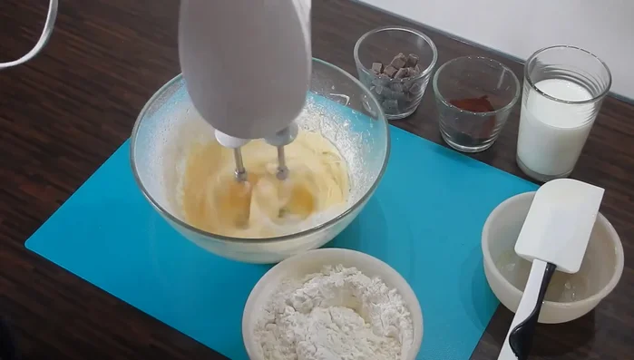 Abwechselnd Mehl und Milch unterrühren, bis ein glatter Teig entsteht. Den Teig nicht zu fest werden lassen.