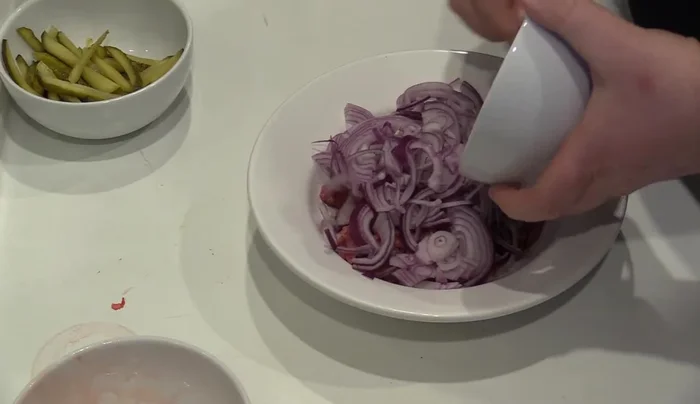 Das Fleisch, die Zwiebeln, Salz, Essig, eine gute Prise Zucker und reichlich Olivenöl vermischen.