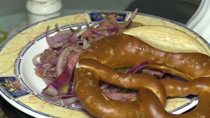 Das Rinderfilet in sehr dünne Scheiben schneiden.