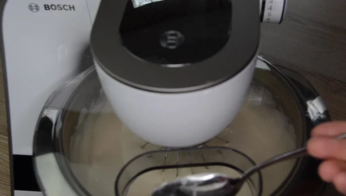 Mehl und Backpulver mischen und vorsichtig unter den Teig heben.