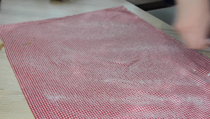 Biskuit mit feuchtem Tuch abdecken, abkühlen lassen.