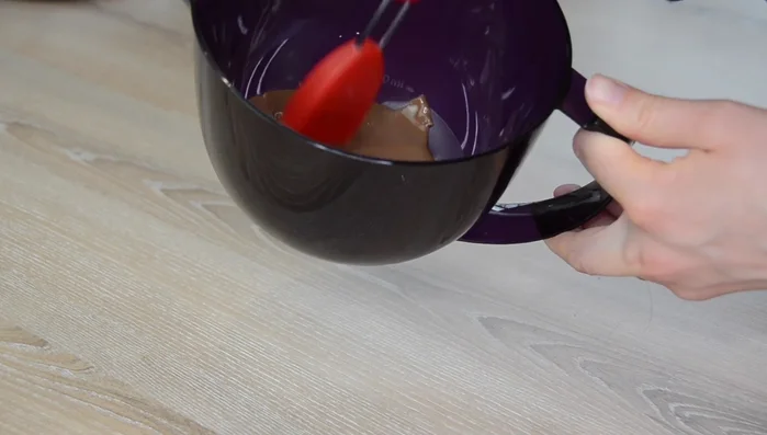 Schokolade mit Speiseöl in der Mikrowelle schmelzen.