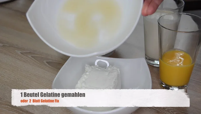 Gelatine nach Packungsanleitung zubereiten.