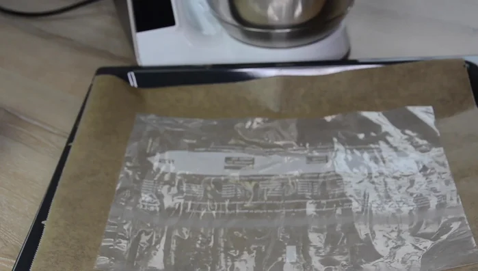 Backofen auf 200°C Ober-/Unterhitze vorheizen. Backblech mit Backpapier auslegen.