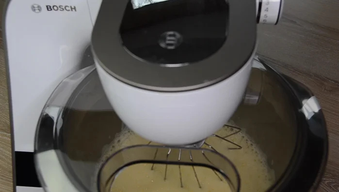 Eier mit Zucker und Vanillezucker schaumig schlagen (ca. 7 Minuten).