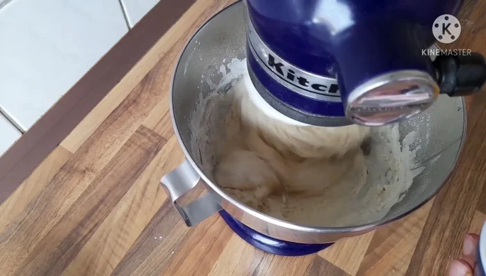 Butter hinzufügen und auf mittlerer Stufe 7 Minuten kneten (117.36).