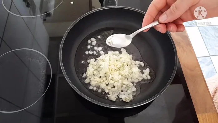 Für die Paprika-Zwiebel-Füllung: Zwiebeln, Paprika und Knoblauch in der Pfanne mit Öl anbraten (175.68).