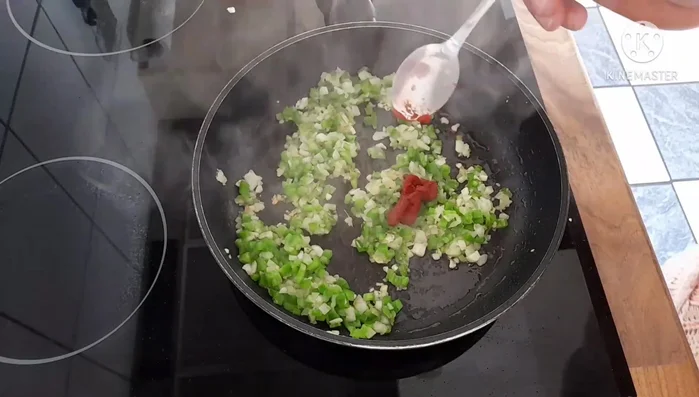 Tomatenmark, Gewürze hinzufügen und kurz anbraten (211.33).