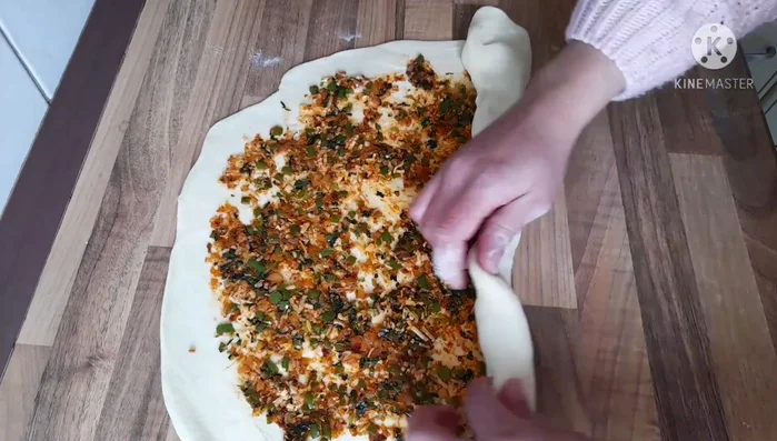 Teig zu einer Schnecke formen (352.63).