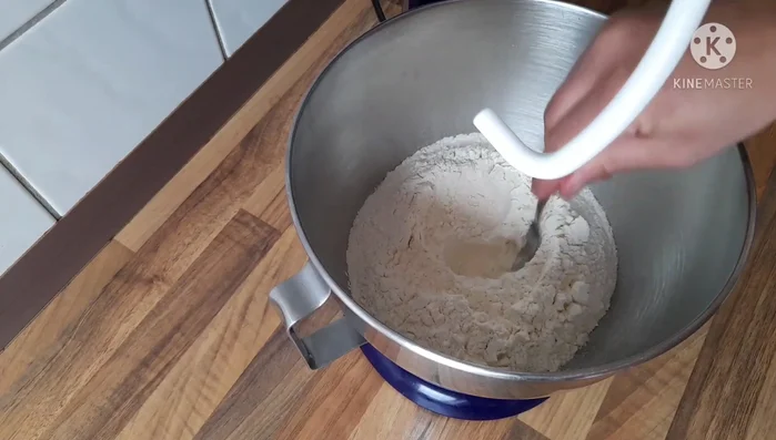 Mehl in eine Schüssel geben, in der Mitte eine Mulde formen. Hefe mit Zucker in die Mulde bröseln und mit etwas Milch vermischen (47.039).