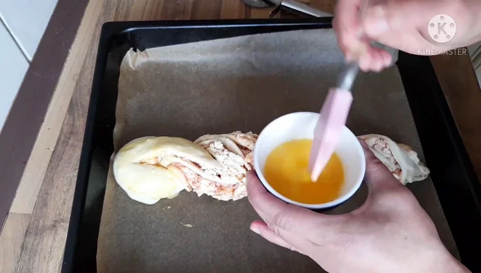 Eigelb mit Wasser verquirlen und Hefezöpfe bestreichen (564.529).