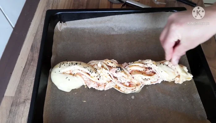 Optional: Schwarzkümmel oder Sesam darüber streuen (593.29).