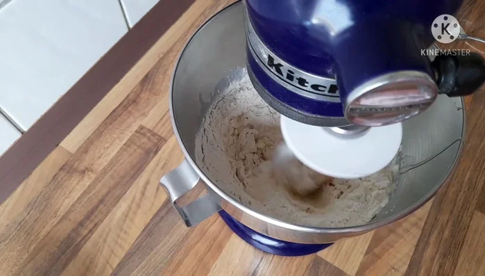 Restliche Zutaten (außer Butter) in die Küchenmaschine geben und auf niedrigster Stufe vermengen (86.05).