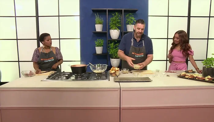 Die geschnittenen Zwiebeln in die Senfsauce geben.