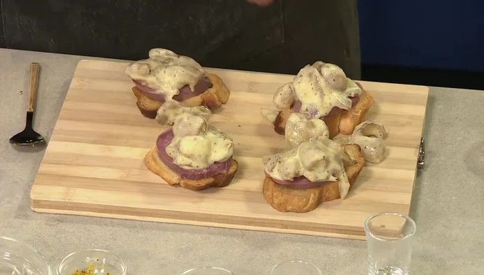 Die Senf-Zwiebelsauce über die Ochsenzunge geben.