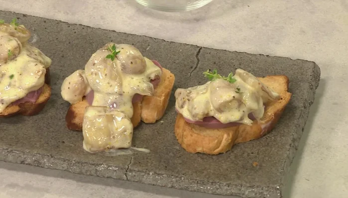 Mit Zitronenthymian garnieren.